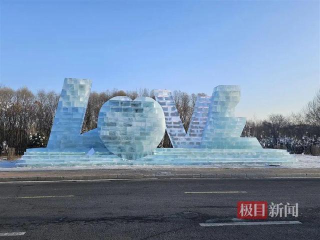 冰雕黄鹤楼亮相哈尔滨冰雪大世界 游客争相打卡拍照