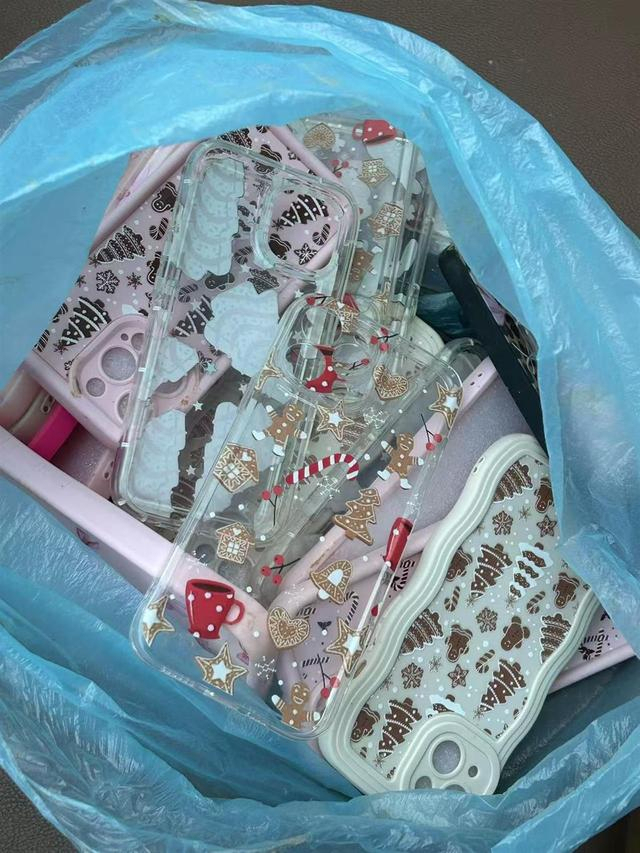 空地出现大量全新手机壳 当地回应 市民纷纷前往“捡漏”