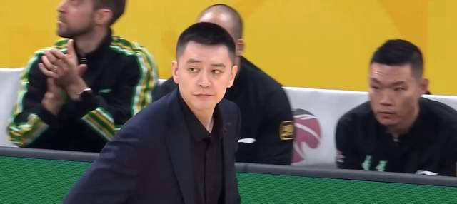 四冠王32分惨败，镜头给到杨鸣，一脸无奈