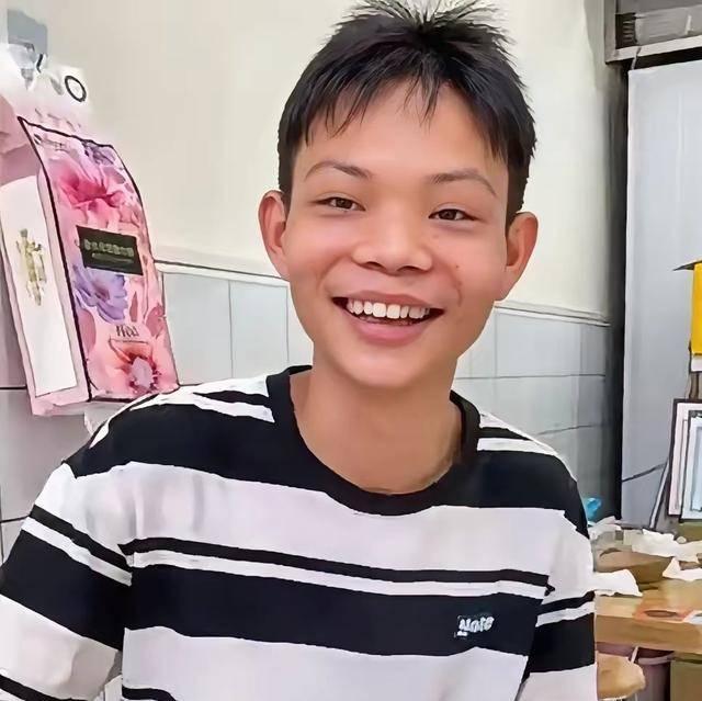 烤鸡少年和鸡排哥同框了 街头烟火温暖人心