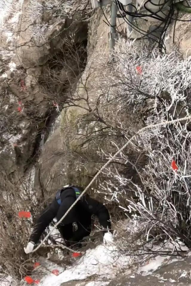 景区冒严寒绳降200米为游客寻手机 暖心服务获赞