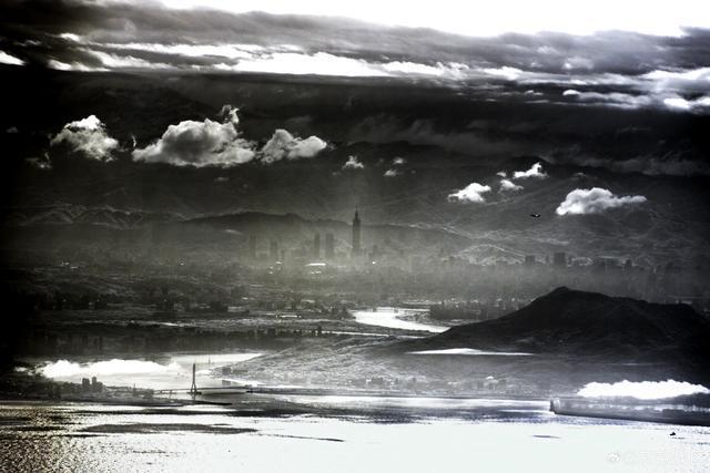 海军052D型导弹驱逐舰又上新 凌晨3点压向台舰