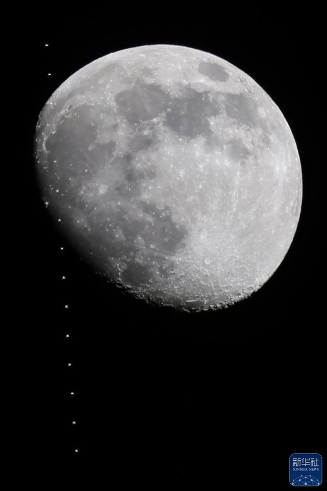 中国空间站“凌月” 飞越月亮表面轨迹