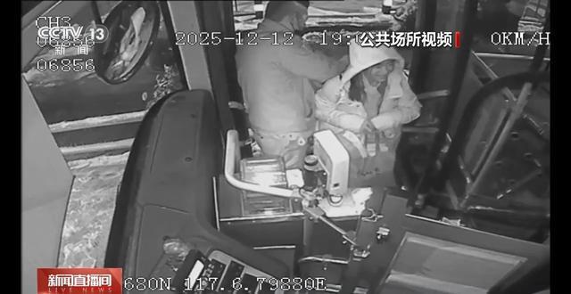 为学生挨个掸雪的热心司机找到了 温暖举动获赞无数