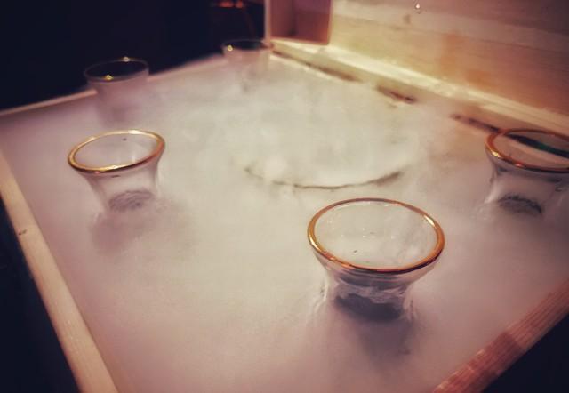 哈尔滨零下20度外国游客穿光腿短裤 冰城魅力何在？