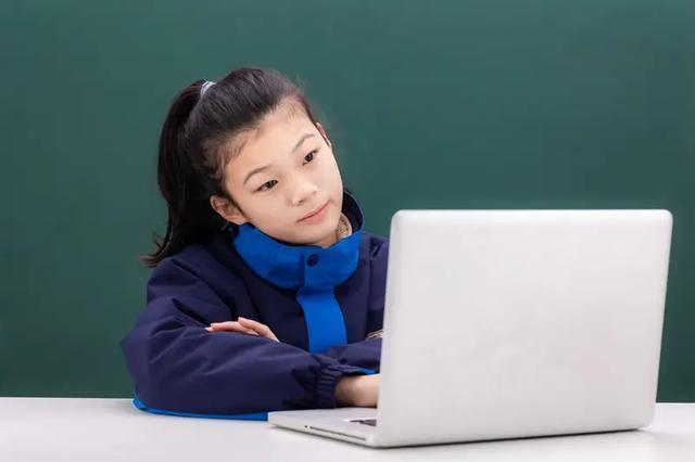 高一女生单手握力超93公斤 力量源自长期训练