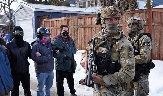 美被枪杀女子事发前曾出言挑衅特工 市长要求ICE“滚出”城市