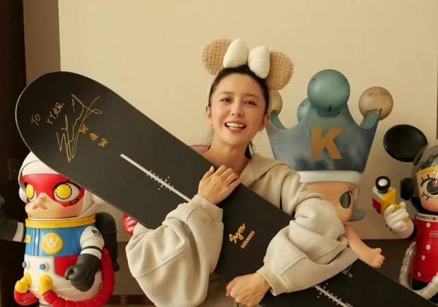 佟丽娅聚会三年收到苏翊鸣的滑板 和善激情焚烧冰雪关注