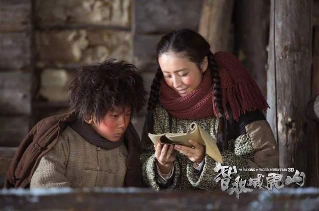 佟丽娅聚会三年收到苏翊鸣的滑板 和善激情焚烧冰雪关注