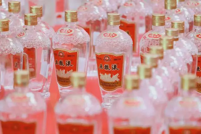 i茅台越火，五粮液越惨