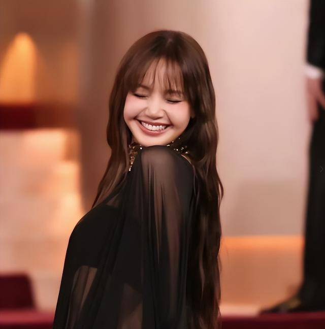 赛琳娜老公被网友p掉爆炸头 守旧妆发抢镜