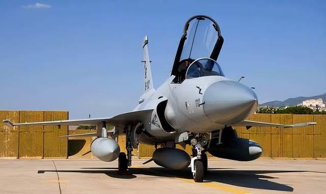 如何看待“枭龙”战机被抢购 舆论与现实的交织