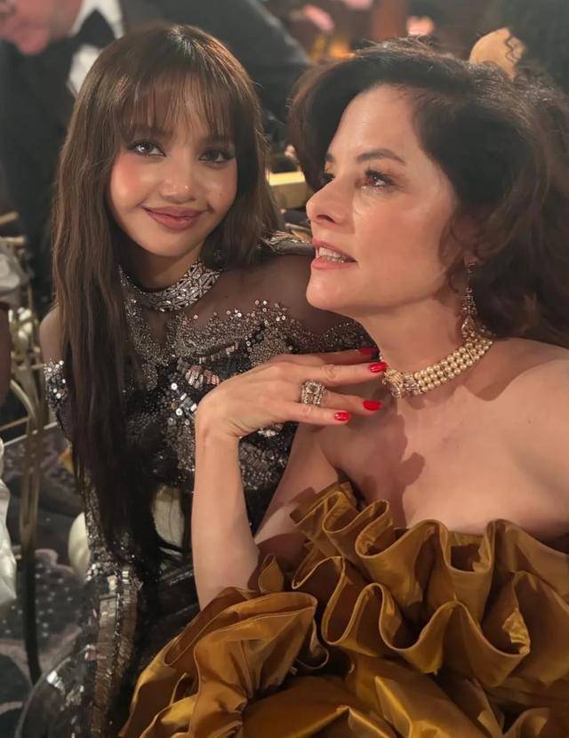 赛琳娜老公被网友p掉爆炸头 守旧妆发抢镜