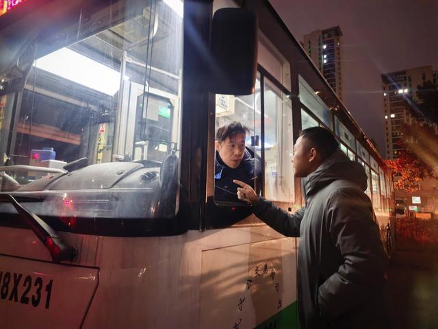 武汉公交安全员凌晨4点沿路查险 寒潮中守护市民出行