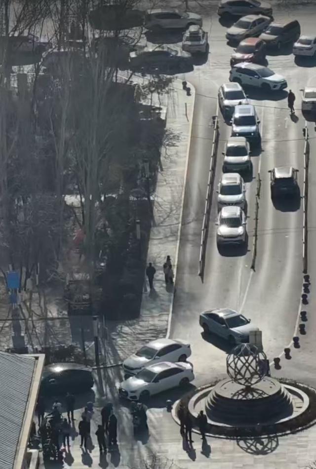 小区车位被“包销” 车主回家堵6小时