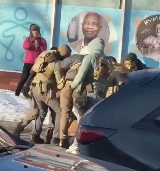 美国男子被ICE先缴械后击毙 执法争议再起