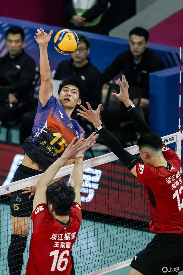 19岁“小孩哥”王泊涵接过金牌教头沈琼15号球衣，中国男排主攻线新星诞生 少年可期的成长之路