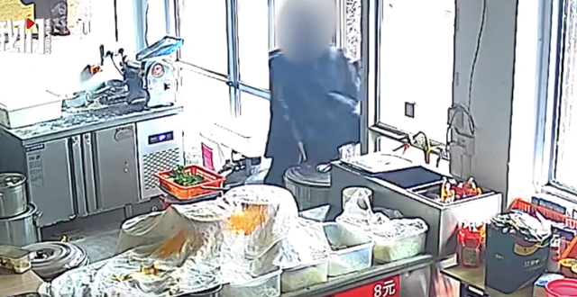 武汉一面馆监控拍下男子衣服蒙头行窃全程，警方：人已找到