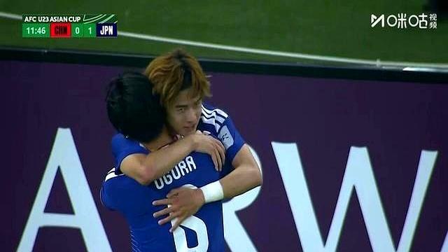 国足8分钟进2球2-2乌兹，最后时刻连丢2球，颜骏凌首发队长 从希望到失望的瞬间