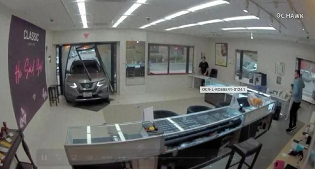 加州百万美元珠宝60秒被抢8人落网