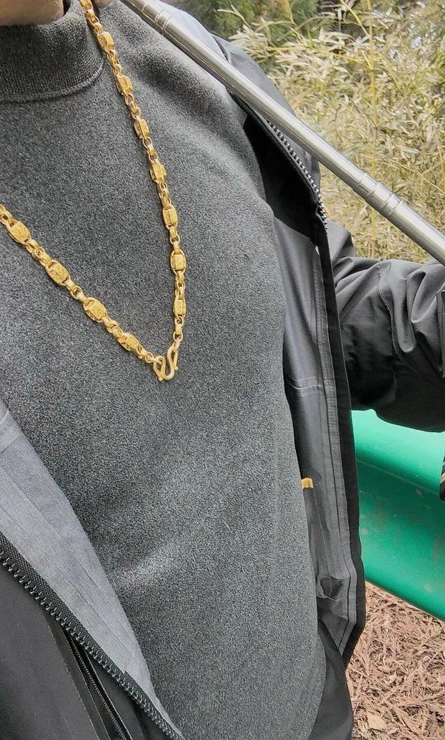 爬衡山丢失金吊坠当事人发声 民警携金属探测仪寻回中