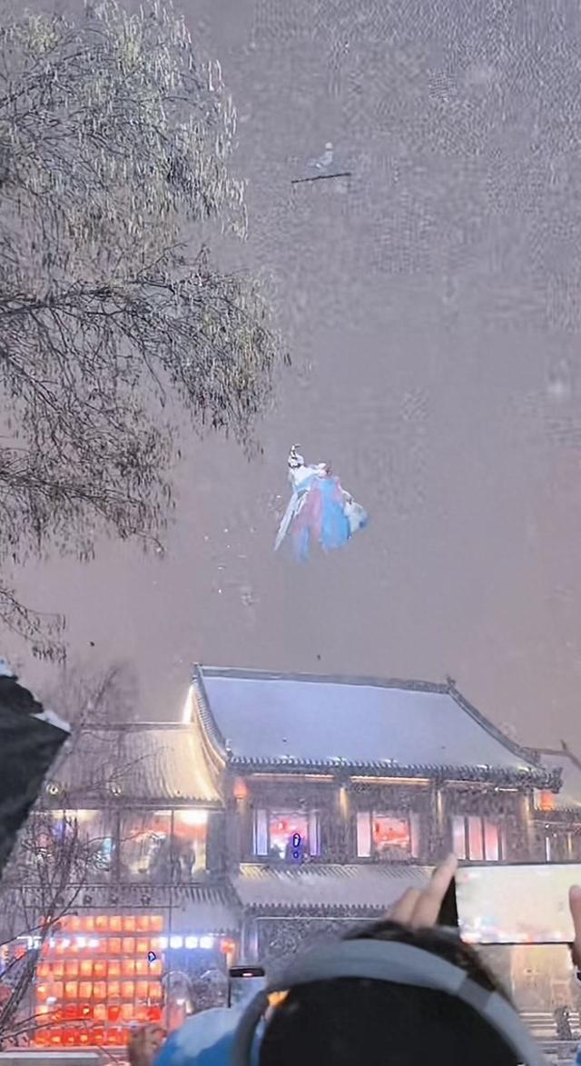 “天女散花”直打哆嗦 景区给换寒衣