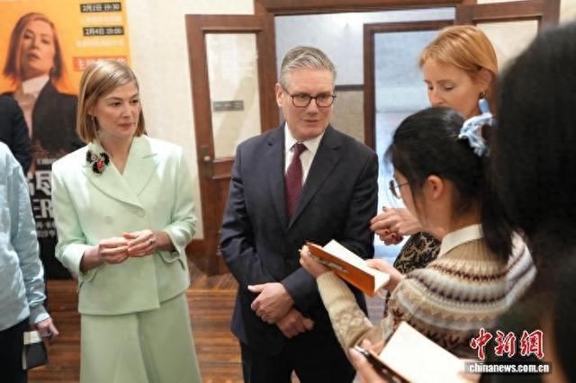 英国首相身边的“中文十级”女星 裴淳华自豪于中文名