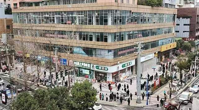 贵州多家店铺一夜之间遭砌墙封堵 墙体已被拆除商户恢复营业