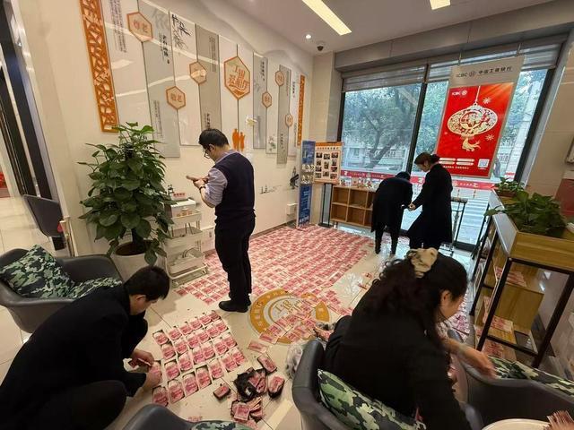 老人40万现金被烧毁 银行帮忙兑换 挽回大部分损失