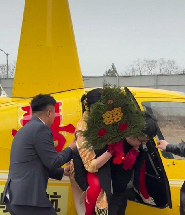 太原一男子租直升机迎娶新娘 创意婚礼引关注