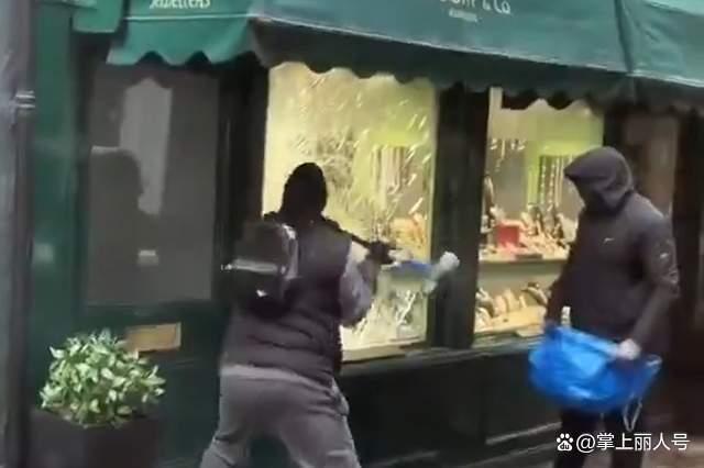伦敦两劫匪砸碎珠宝店橱窗抢走珠宝