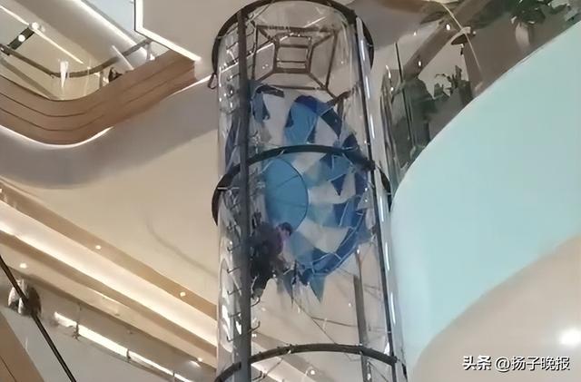 官方通报男童商场体验飞伞降落受阻 设备故障已停运检修