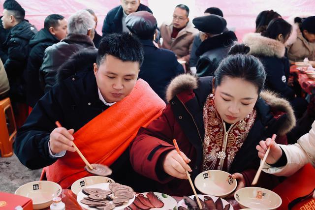 父母退99999元彩礼还给了6万元陪嫁 朴素婚礼感动人心