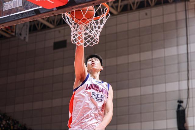 郭艾伦25+6赛季新高!广州负青岛4连败 徐昕14+12段昂君24分:郭艾伦升至三分榜第41位