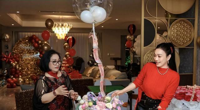 钟丽缇在北京家中为妈妈办78岁生日派对，长相身材几乎都遗传妈妈 岁月从不败美人