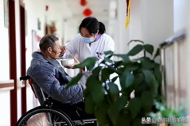 助浴师让卧床老人重获洗澡自由 
