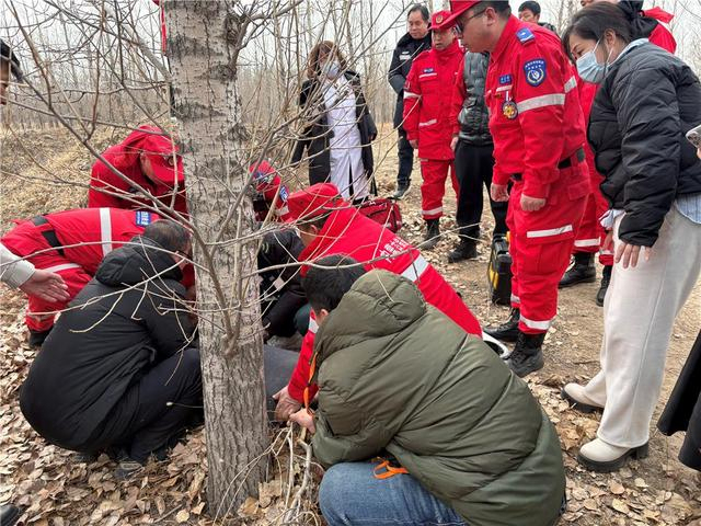 救援队用热成像无人机找到走失老人 科技助力温情救援
