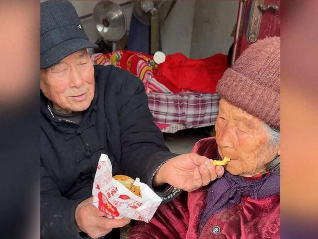 92岁老人想念姐姐前去探望