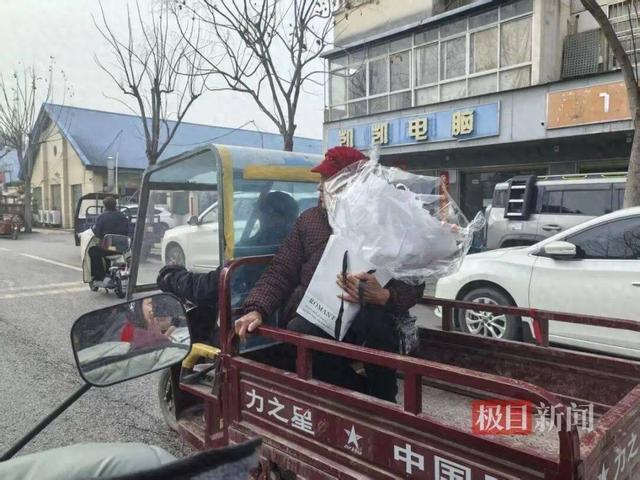 七旬爷爷骑三轮带老伴买鲜花