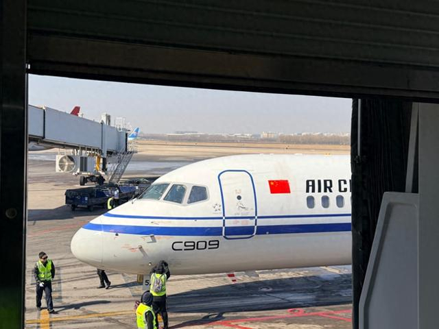 沈阳机场为C909架起暖心廊桥