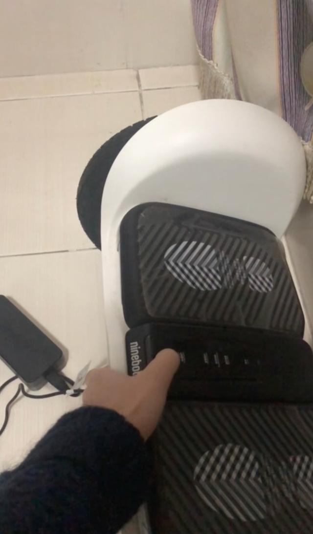 女子称买九号平衡车仅用6天就报废 电池问题引争议