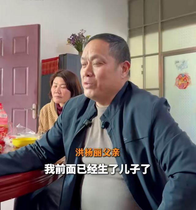 被丢弃厕所女婴母亲愧疚没保护好女儿 父亲甩锅引发众怒