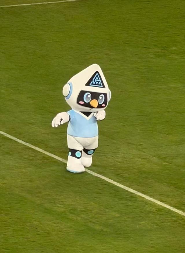 深圳新鹏城『机器人』️吉祥物“鹏鹏”登场 点燃球迷热情