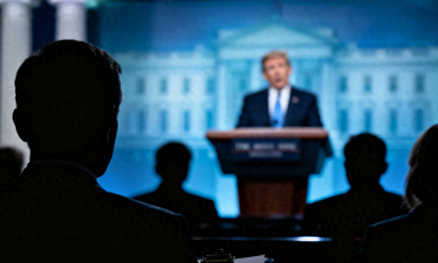 是否支持对伊朗开战 美国女子怒骂自己：给特朗普投了三次票 我是白痴 万斯力挺特朗普决策