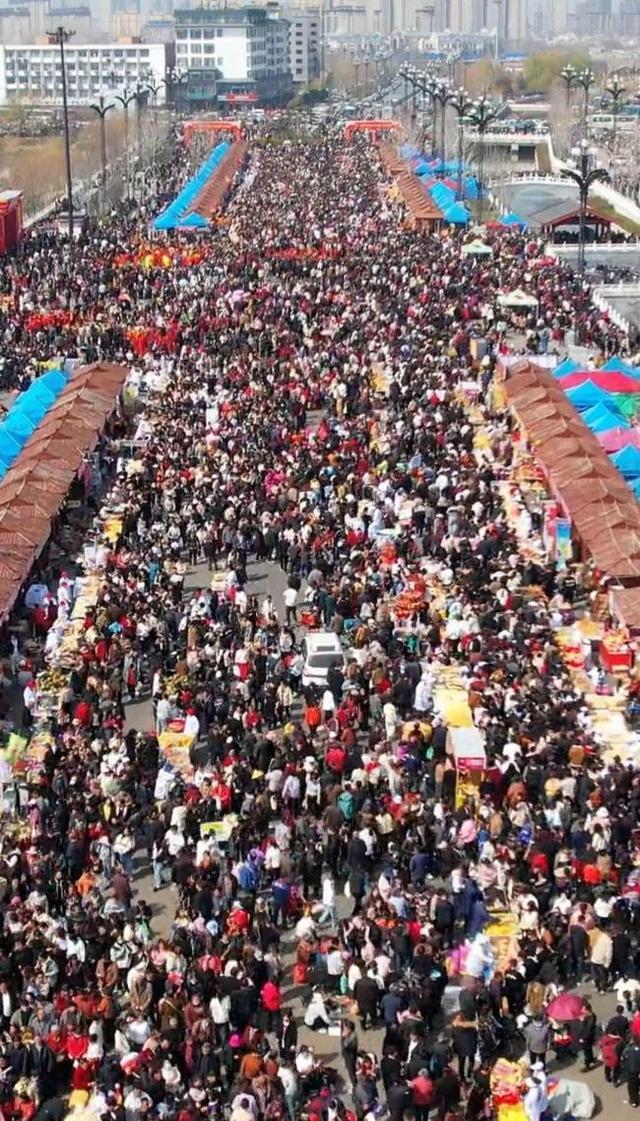 27万摊位首日卖出3000余个猪蹄 庙会经济复苏信号