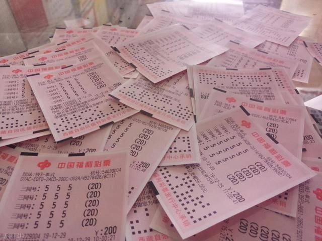 男子买彩票中1046万 淡定老人的平常心