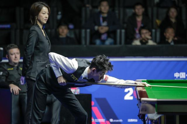 吴宜泽连扳五局逆转囧哥，5-2爆冷挺进世界公开赛八强