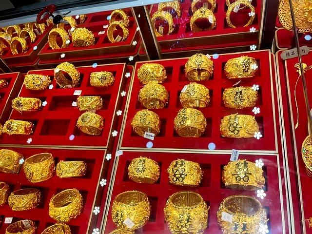金店老板称消费者聪明都知道抄底 金价下跌引抢购潮