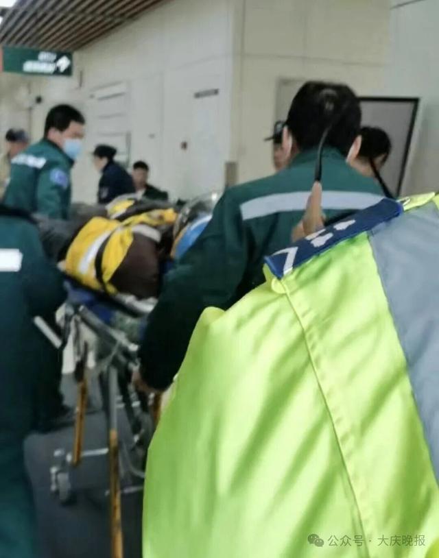 外卖骑手突发急病 民警帮忙送餐 交警暖心救助