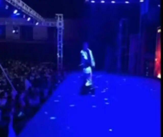 歌手遭观众上台辱骂后用话筒打人 演出冲突引发热议